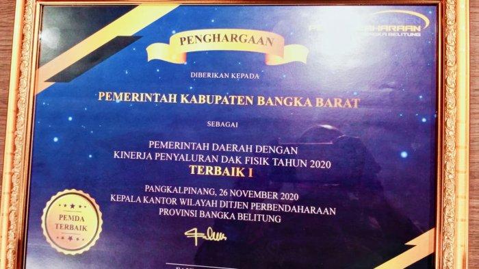 Piagam penghargaan kepada Kabupaten Bangka Barat sebagai Pemda berkinerja terbaik penyaluran DAK fisik.