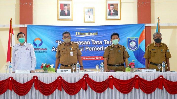 Pj Sekda Bangka Barat Hartono didampingi Plt Kepala Perwakilan Ombudsman Babel M. Adrian, Asisten Pemerintahan dan Sosial M Soleh, Kepala Dinsos Pemdes Suradi dalam giat deseminasi Ombudsman di gedung graha aparatur Pemkab Bangka Barat, Selasa pagi.