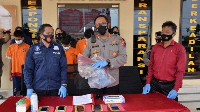 Polisi memperlihatkan sembilan pemuda yang memperkosa gadis dibawah umur di Mapolres Langsa, Rabu (31/3/2021)