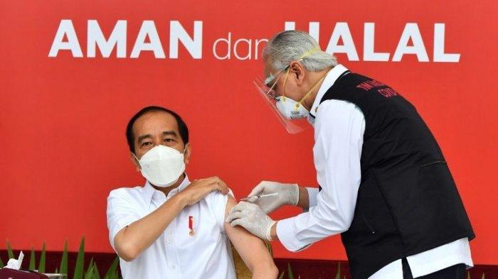 Presiden Joko Widodo saat mendapat suntikan pertama vaksin Covid-19 di Istana Kepresidenan pada Rabu (13/1/2021). Penyuntikan ini sekaligus menandai program vaksinasi Covid-19 di Indonesia.