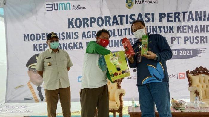 PT PUSRI Palembang yang merupakan anak perusahaan PT Pupuk Indonesia (Persero) bersama Pemprov Kepulauan Bangka Belitung melakukan diskusi dengan petani, distributor pupuk dan pengecer di Kecamatan Namang, Kabupaten Bangka Tengah, Kamis (7/1).