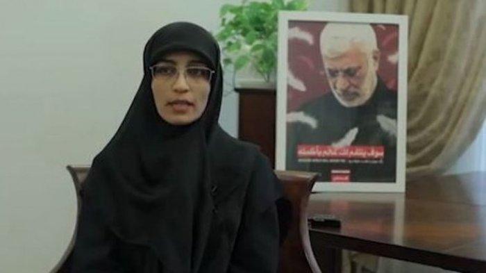 MARTIR IRAK - Manar Al e-Ibrahim, putri mendiang pemimpin paramiliter Hasd al-Shaabi atau Popular Mobilization Unit (PMU) Irak menyebut hubungan atyahnya dengan Jenderal Qassem Soleimani bak saudara. Kematian keduanya dipercaya menyuntikkan semangat perlawanan menghadapi agresi asing.