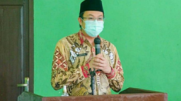 Bupati Markus memberikan sambutan saat rapat bina pamong di kecamatan Jebus, Kamis (17/9).
