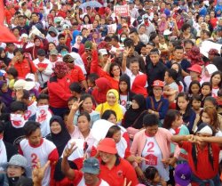 Rustam - Irwansyah Larut Ditengah Ribuan Masyarakat