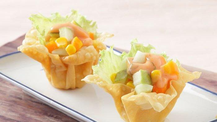Sajian Salad Campur Mangkuk Pangsit.