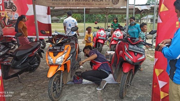 Honda TDM Payung selenggarakan service ekonomis sebanyak 30 unit motor dengan cukup membayar Rp 25.000,.
Honda TDM Payung turut juga membagikan paket sembako kepada warga Desa Pangkal Buluh yang membutuhkan