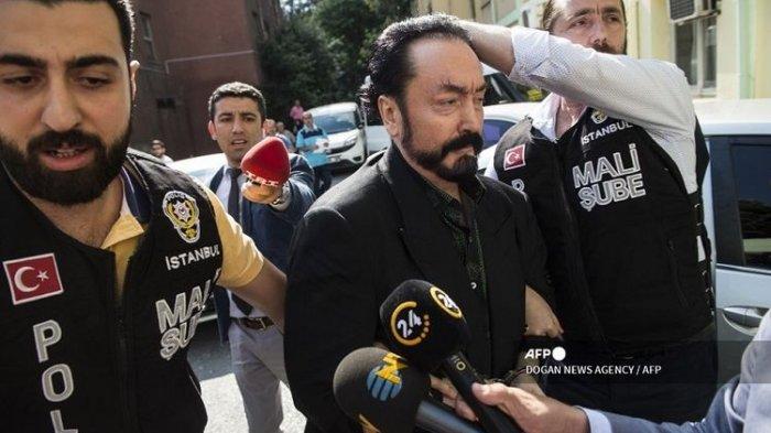 Sosok Harun Yahya, Dihukum 1075 Tahun Penjara karena Pelecehan Seksual, Ngaku Punya 1000 Kekasih- Foto ini diambil pada 11 Juli 2018 saat petugas polisi Turki mengawal televangelis dan pemimpin sekte, Adnan Oktar (tengah) alias Harun Yahya di Istanbul, saat dia ditangkap atas tuduhan penipuan. Dia terbukti telah melakukan kejahatan seksual.