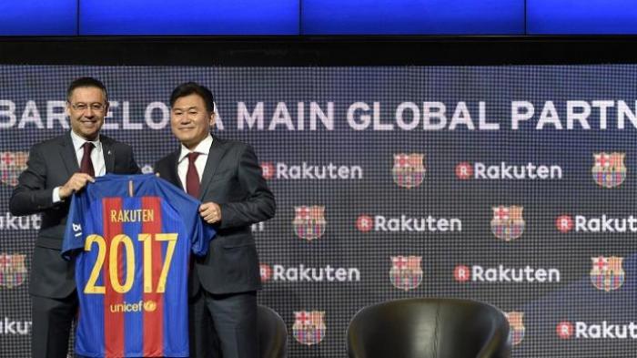 Presiden FC Barcelona, Josep Maria Bartomeu (kiri), berpose dengan CEO Rakuten, Hiroshi Mikitani, di Stadion Camp Nou, Rabu (16/11/2016).