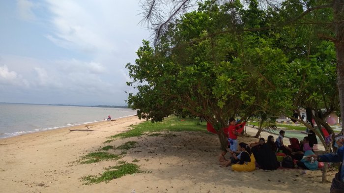 Suasana Pantai Terentang Koba Bangka Tengah.
