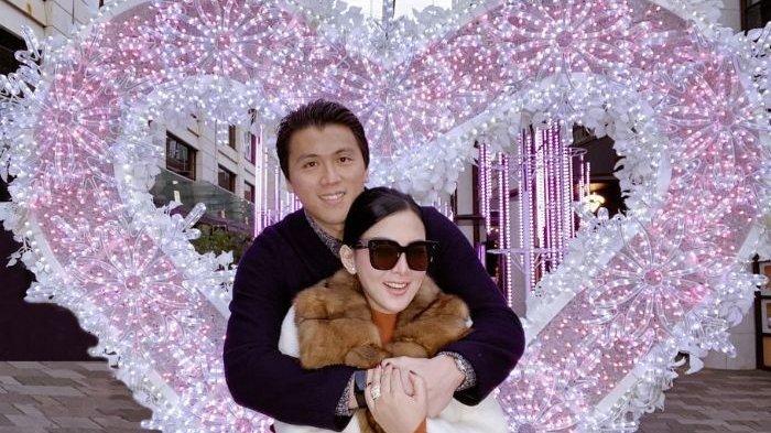 Syahrini dan Reino Barack
