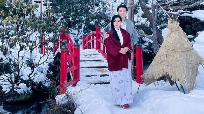 Syahrini dan Reino Barack memakai kimono.