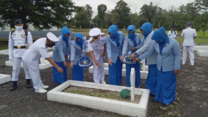 Danlanal Babel Kolonel Laut (P) Dudik Kuswoyo.S.E.,M.Tr.Hanla melaksanakan upacara Tabur Bunga dalam rangka memperingati Hari Dharma Samudera tahun 2021 di geladak Kal Manau I.3-52, tabur bunga dilaksanakan di perairan Pangkal Balam Kota Pangkalpinang. (Jum'at 15 Des 2021)