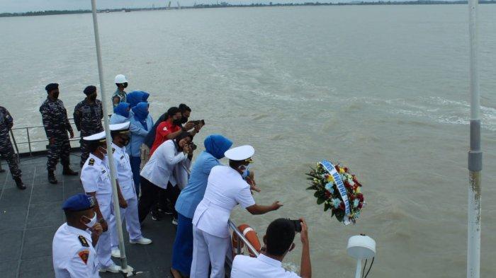 Danlanal Babel Kolonel Laut (P) Dudik Kuswoyo.S.E.,M.Tr.Hanla melaksanakan upacara Tabur Bunga dalam rangka memperingati Hari Dharma Samudera tahun 2021 di geladak Kal Manau I.3-52, tabur bunga dilaksanakan di perairan Pangkal Balam Kota Pangkalpinang. (Jum'at 15 Des 2021)