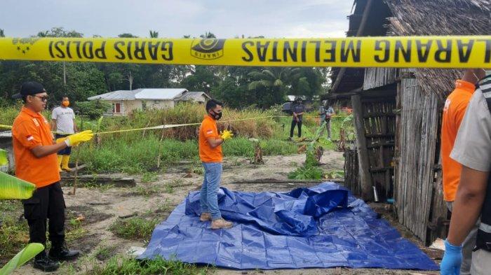 Tim Forensik Reskrim Polres Beltim dan BPBD Beltim saat olah TKP di gubuk di Selinsing, Kamis (19/11/2020).