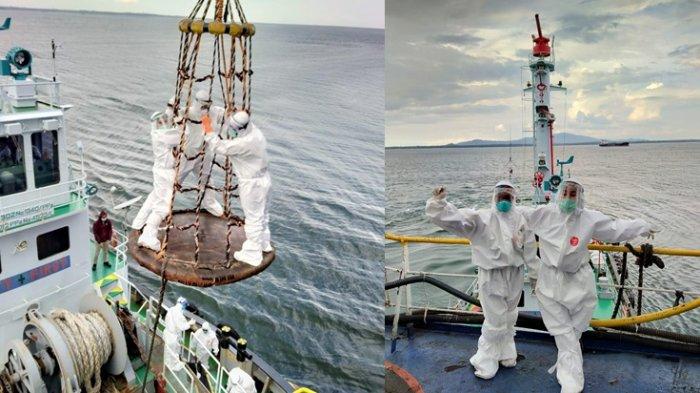 Tim Pengambil Sampel Covid-19 Bangka Belitung menumpang crane untuk naik ke kapal tanker di Perairan Tanjung Kalian, Muntok, Bangka Barat, Minggu (2/5/2020).