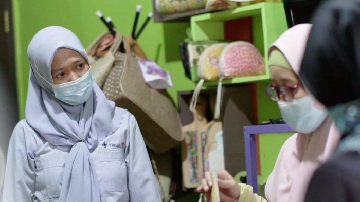 Tri Sisca Febriyanti terus berinovasi menghasilkan seni kerajinan decoupage yang kian menarik.