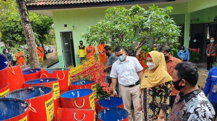 Wakil Bupati Bangka Selatan Debby Vita Dewi menerima langsung bantuan PT Timah