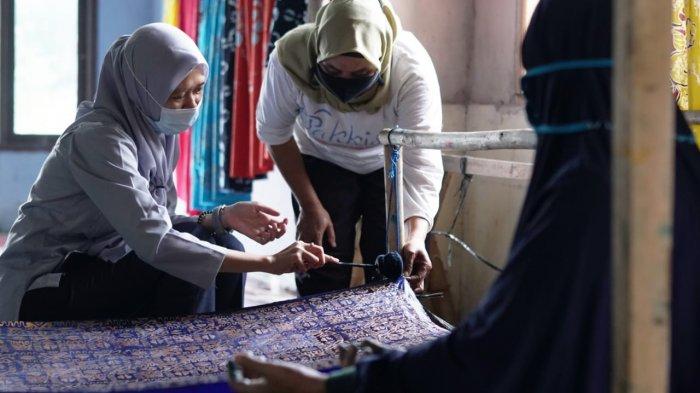 Perkumpulan Kelompok Batik Tulis Simpangkatis atau yang dikenal dengan Batik Tulis Pakkis yang memproduksi batik dengan motif kearifan lokal Bangka Belitung