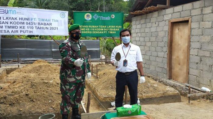 PT Timah Tbk bersinergi dengan Kodim 0431/ Bangka Barat kembali merenovasi satu unit rumah warga tidak layak huni di Desa Air Putih, Kecamatan Muntok.