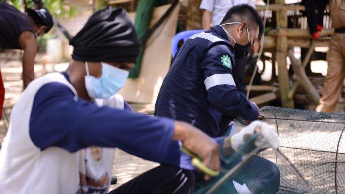 Kelompok Nelayan Semujur Indah Desa Tanjung Gunung membuat puluhan rumpon yang akan ditenggelamkan ke laut.