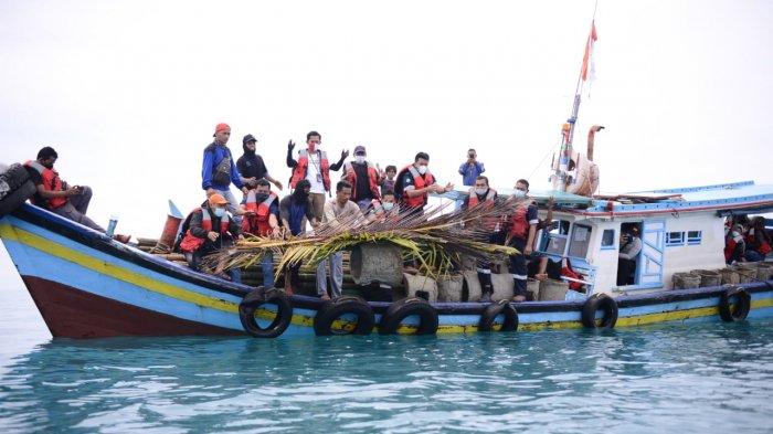 PT Timah Tbk bersama nelayan desa Tanjung Gunung menenggelamkan sebanyak 55 unit rumpon atau rumah ikan di Laut Tanjung Gunung, Bangka Tengah, Rabu (24/3/2021).