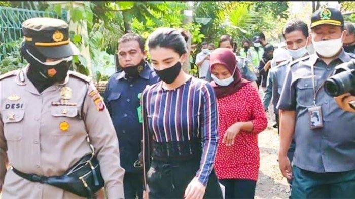 Tsania Marwa saat tiba di kediaman Atalarik Syach di kawasan Cibinong, Kabupaten Bogor, Kamis (29/4/2021)