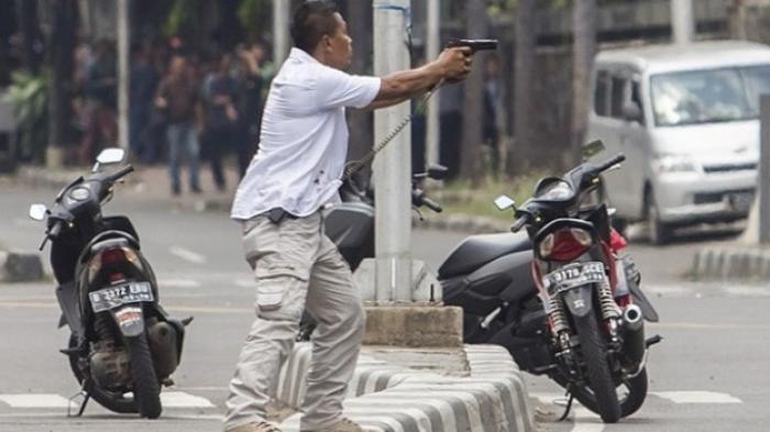 Bak di Film, Penculik Anak Tolak Negoisasi Lalu Tewas Setelah Baku Tembak dengan Polisi - Aksi berani anggota polisi seperti AKBP Untung Sangaji dalam adegan baku tembak dengan teroris di Sarinah, terekam kamera foto, Kamis (14/1/2016).