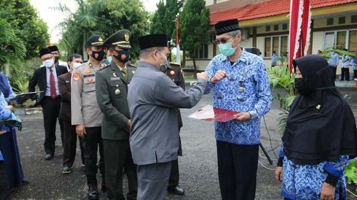 Penyerahan penghargaan untuk para ASN yang telah sekian lama mengabdi di lingkungan Pemkab Bangka Barat