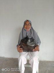 Tinggal Bersama Cucu, Wajah Nasiah Sumringah Dapat Bantuan Paket Sembako dari CV TLTA