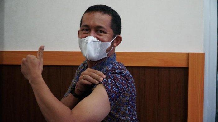 caption: penyuntikan vaksin kepada personel PLN Babel
