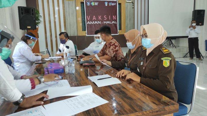 Suasana pendaftaran/registrasi untuk melalui tahapan Vaksinasi yang dilakukan oleh Kejari Bangka Barat