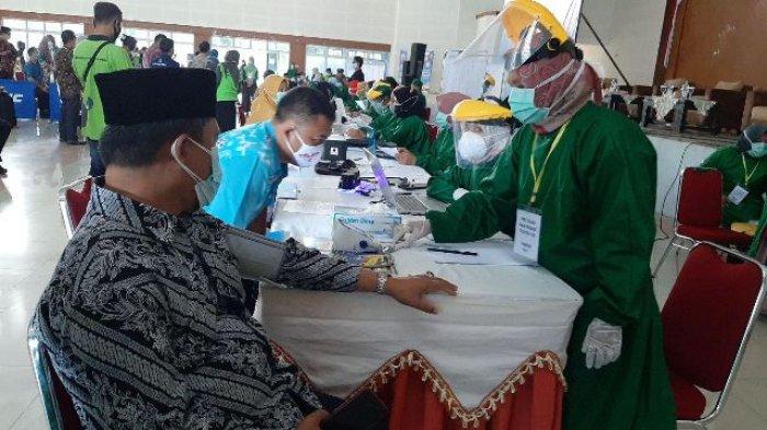 Proses pelaksanaan vaksinasi tahap dua untuk pelayanan publik di Gedung Serba Guna Pemkab Bangka Tengah, Kamis (5/3/2021) lalu.