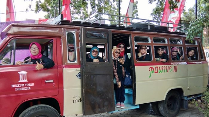 Zahriati bersama genk elsasimarina mengabadikan foto di bus pownis, properti yang disediakan dalam acara reuni akbar SMA Negeri 1 Pangkalpinang, Sabtu (27/10/2018)