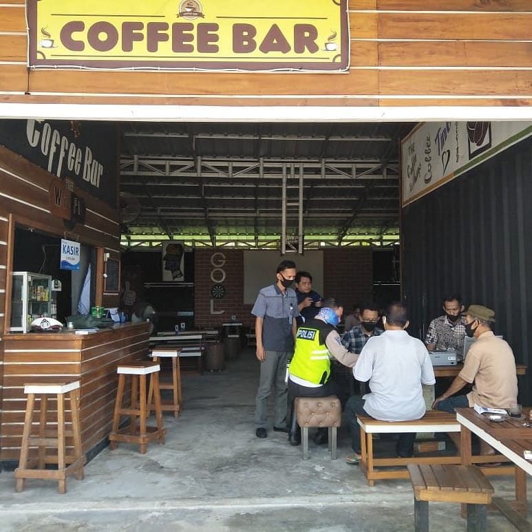 Layanan Samsat Setempoh di warung kopi di wilayah gantung Belitung Timur