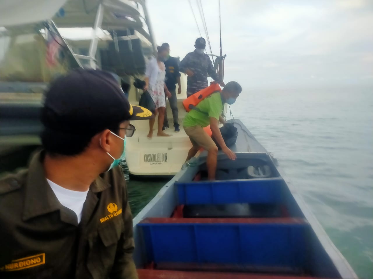 KM. SY COSMOLIDO berbendera Langkawi Malaysia dari Pulau Seribu tujuan Batam yang sandar di perairan Batu Rakit Muntok Kab. Bangka Barat (Sabtu, 26/12/20).