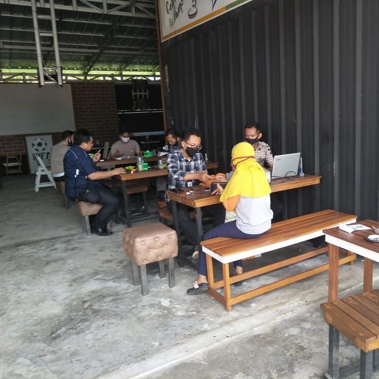 Layanan Samsat Setempoh di warung kopi di wilayah gantung Belitung Timur