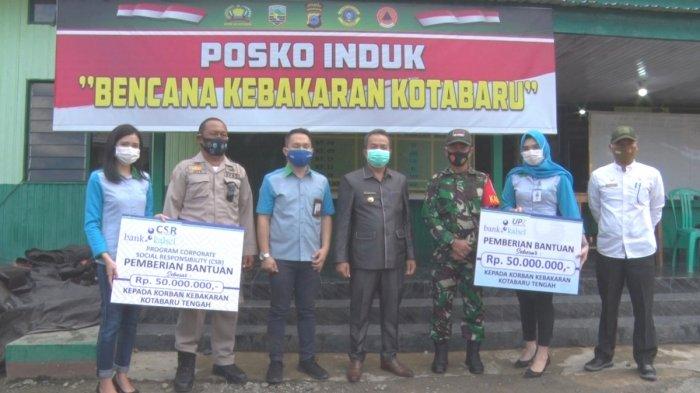 Foto bersama usai penyerahan bantuan Bank Kalsel Cabang Kotabaru untuk korban kebakaran di Kelurahan Kotabaru Tengah, Kotabaru