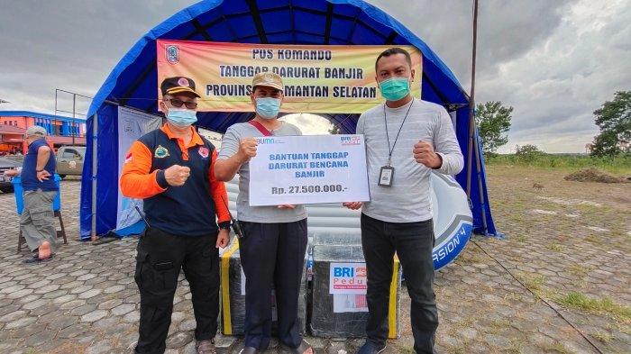Kepala Cabang BRI A Yani serahkan bantuan perahu karet ke BPBD Provinsi Kalimantan Selatan