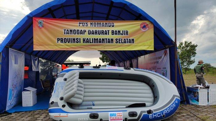 Kepala Cabang BRI A Yani serahkan bantuan perahu karet ke BPBD Provinsi Kalimantan Selatan