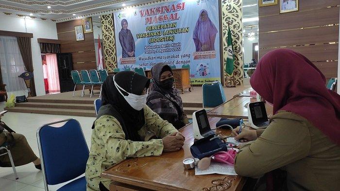 Warga mengikuti vaksinasi Covid- 19 di Aula Selidah, Marabahan, Kabupaten Barito Kuala, Selasa (9/8/2022)
