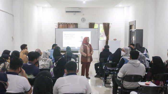 Adaro Foundation membekali dan membuka wawasan para mahasiswa D-3 Farmasi Polankan terkait program PKMD.
