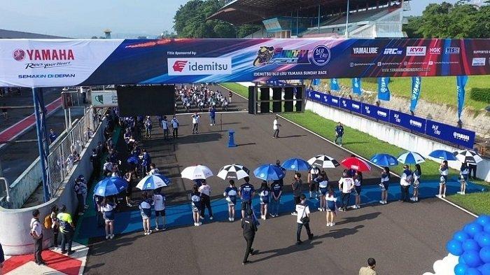 Ajang balap Idemitsu bLU cRU Yamaha Sunday Race 2022 (17 – 19 Juni) area Sentul International Circuit, Bogor.