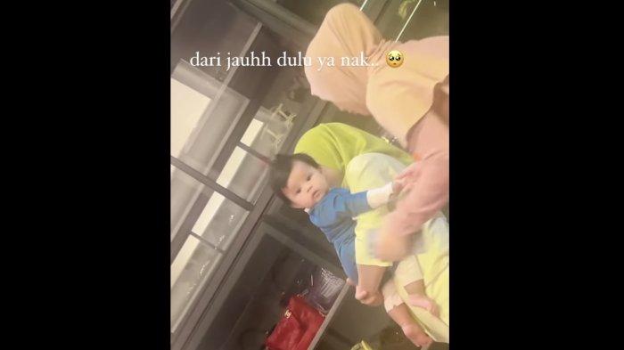 Ameena Hanna Nur Atta digendong sang pengasuh saat Atta Halilintar dan Aurel Hermansyah akan ke rumah sakit.