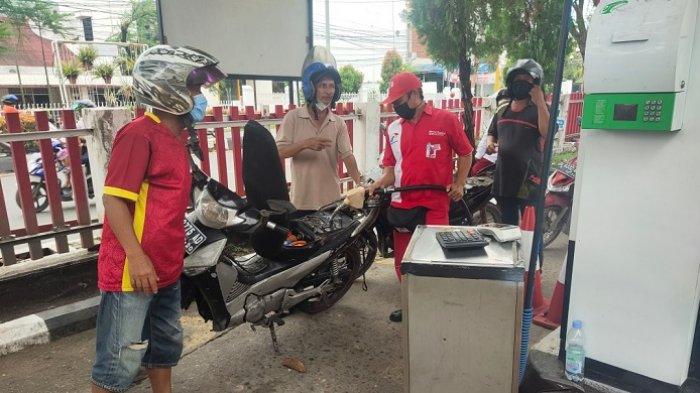 Antrean pembeli BBM jenis pertalite di SPBU di Jalan S Parman, Jumat (1/4/2022). Kenaikan BBM picu aksi demo buruh hari ini di DPR RI.
