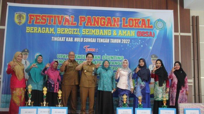 Berfoto bersama para juara Festival Pangan Lokal HST.