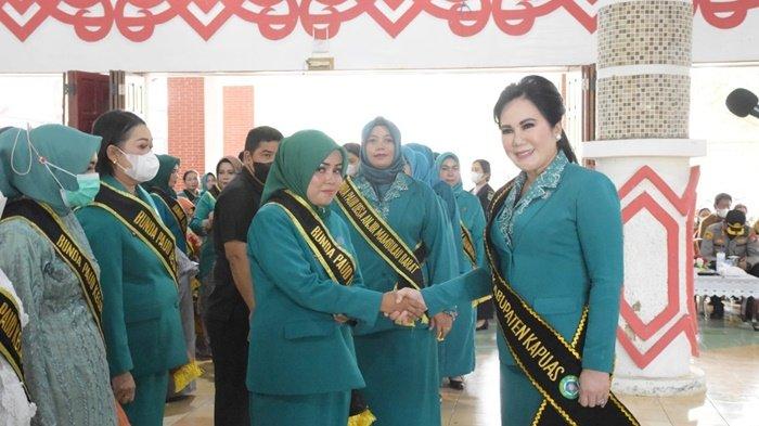 Ketua TP PKK Kapuas yang juga anggota Komisi III DPR RI Dapil Kalteng sekaligus Bunda PAUD Kapuas Ary Egahni Ben Bahat, memberi selamat kepada Bunda PAUD Kecamatan, Kelurahan dan Desa yang telah dilkukuhkan, Senin (29/8/2022).