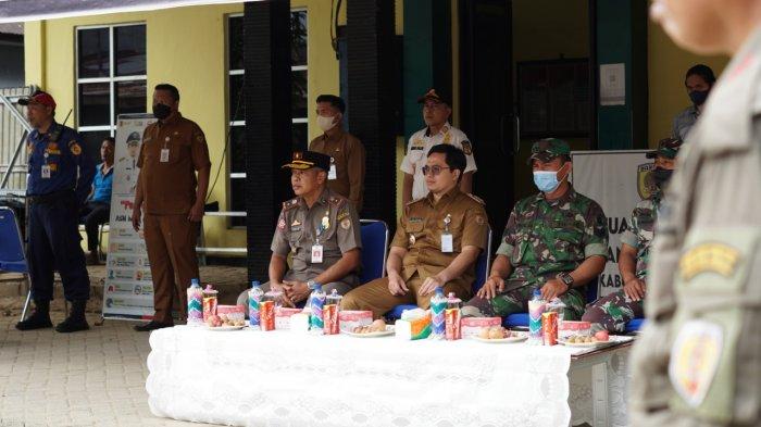 Bupati HST bersama narasumber dari Kodim 1002 HST dan KasatPol PP HST.