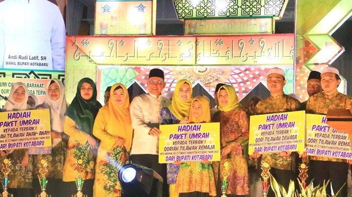 Bupati Kotabaru H Sayed Jafar, SH foto bersama usai menyerahkan hadiah kepada para juara MTQ Nasional tingkat Kabupaten Kotabaru