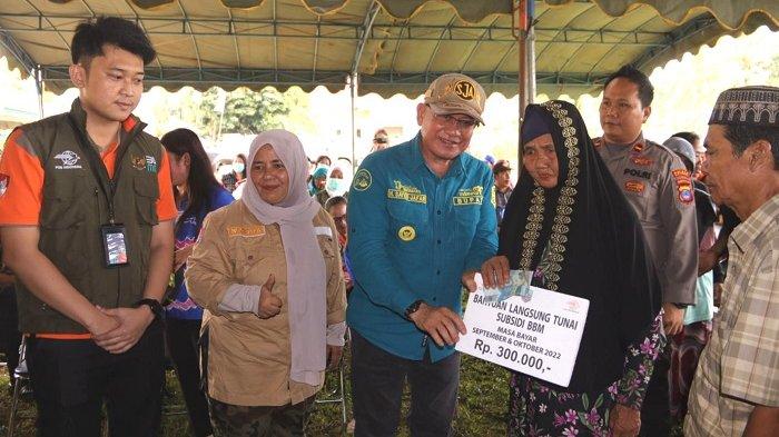 Bupati Kotabaru H Sayed Jafar Alaydrus SH menyerahkan BLT subsidi BBM kepada warga.