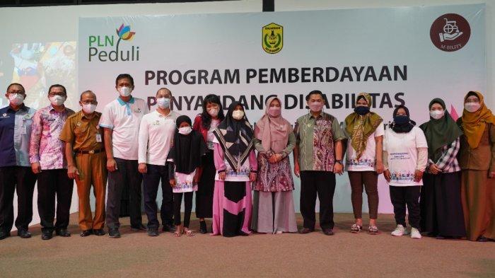 Foto Bersama Walikota Banjarmasin, Manajemen PLN UIKL Kalimantan beserta dengan Penyandang Disabilitas